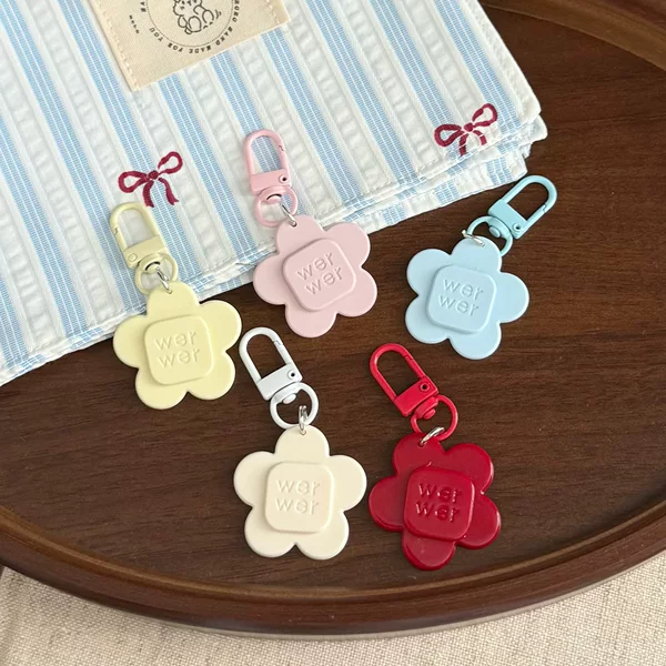 New Japanese and Korean cream-colored floral keychain, elegant and exquisite backpack pendant, gift accessory for best friends and couples