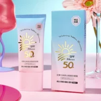 Солнцезащитный крем Story and Her Whitening Isolating Sunscreen SPF50 — легкий, шелковистый, освежающий, нежирный и легко наносимый солнцезащитный крем для лица.