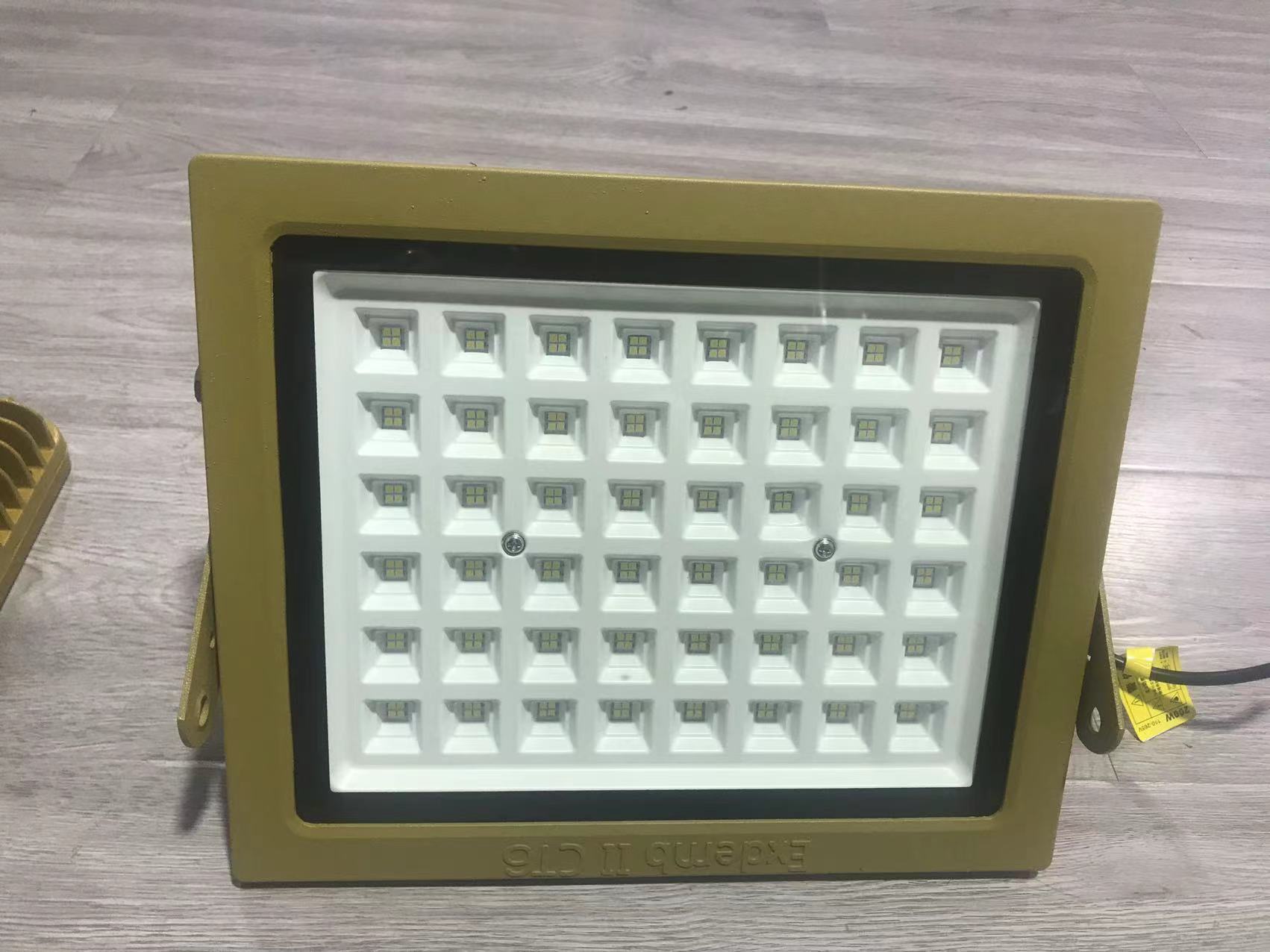 Квадратный, 200W