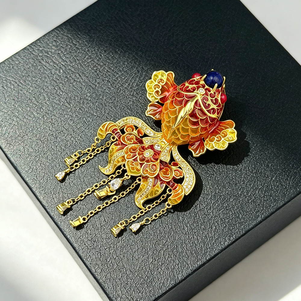 Chinese-style high-end design three-dimensional koi fish tassel brooch, elegant and luxurious, gold and blue enamel pin