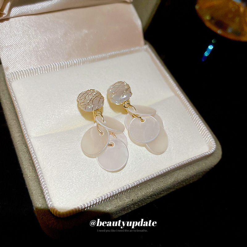 Pendientes de ojo de gato con borla de concha redonda de aguja de plata Pendientes de estilo de vacaciones junto al mar Pendientes de lujo ligero de temperamento de alta calidad para mujer