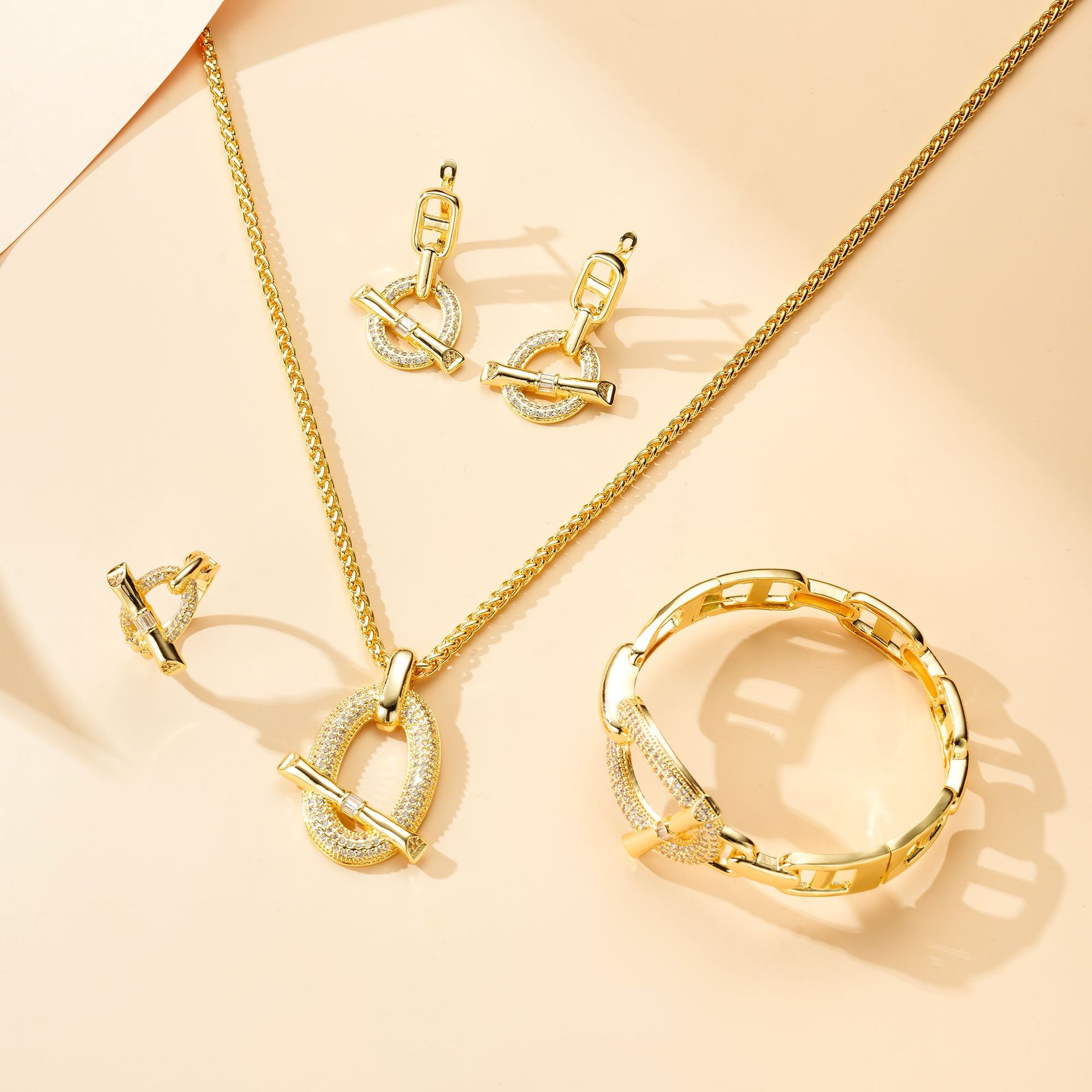 Europa y los Estados Unidos lujosos ins viento conjunto de joyería anillo brazalete collar bronce de bronce joyería de moda de alta gama cuatro piezas conjunto de mujeres