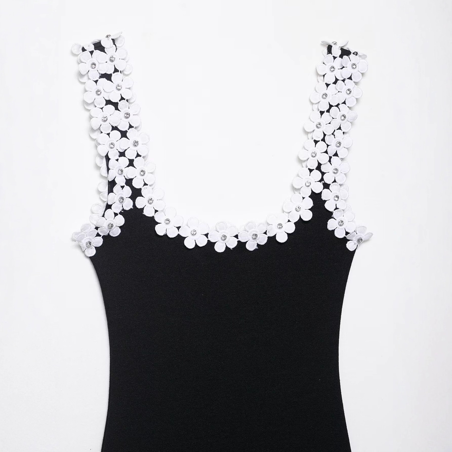 ZA女装2025年夏季新款 简约款修身显瘦立体花朵装饰短连衣裙