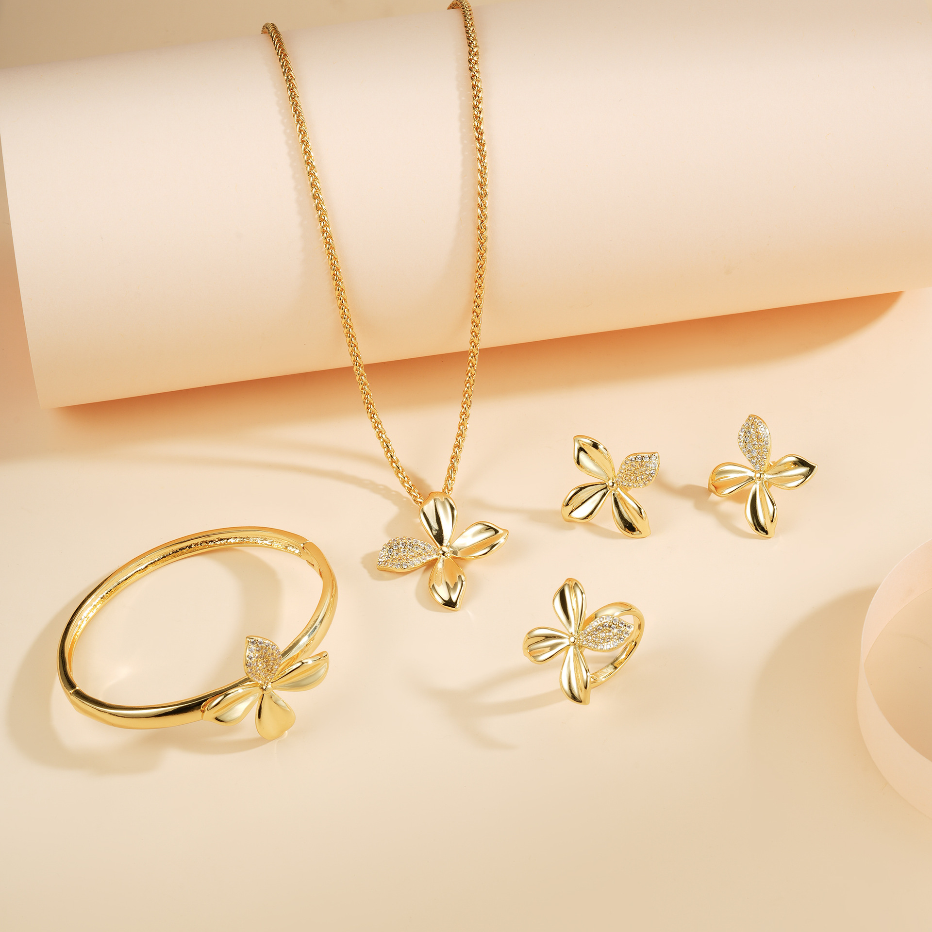 Juegos de joyería de moda con diamantes de cuatro hojas pulsera anillo pendientes colgante collar accesorios de regalo de banquete set de cuatro piezas