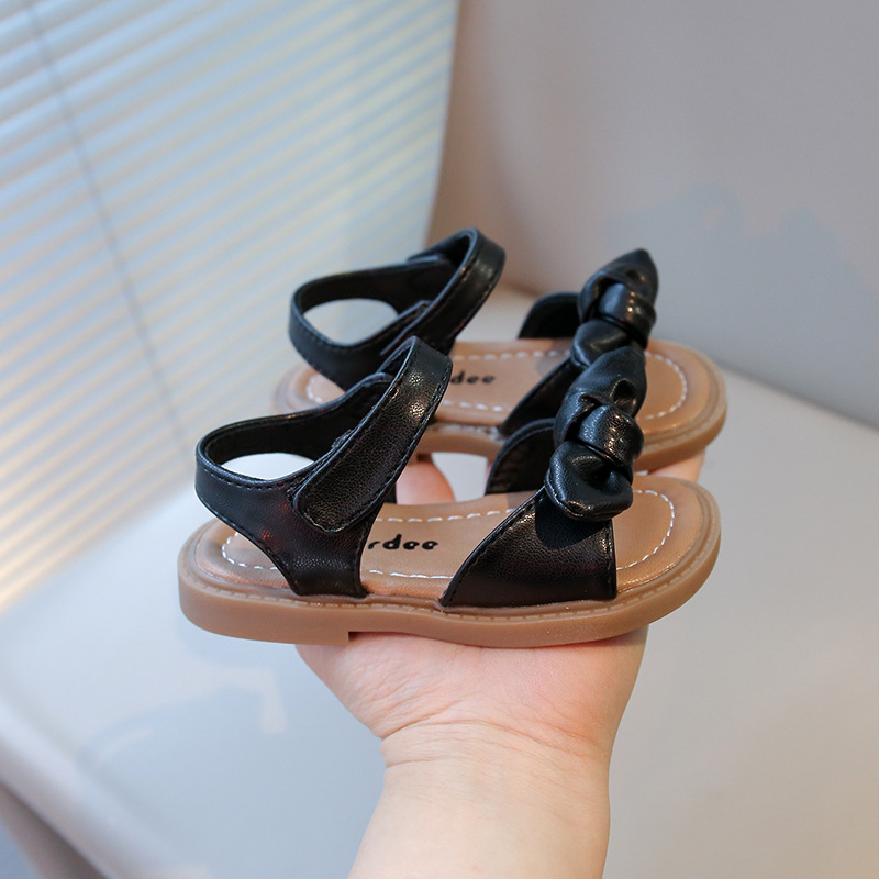 Sandálias para niñas 2026 verano nuevos zapatos infantiles bebés arco suave zapatos de princesa antideslizantes zapatos de playa
