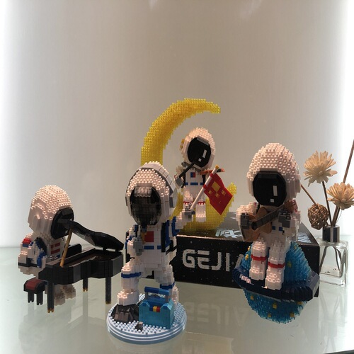 Compatible LEGO astronaut block micro particles Xiaohongshu glowing space band assembly educational toy wholesale