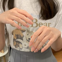 【裸の色のドリル】華妃甄chiは手で甲のネイルの完成品を着て新婦の妊婦の偽の爪を貼り付けます。