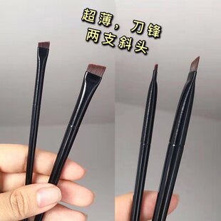 Wang Feifei's Same Model A102 Eyeliner Brush, Angled Blade Eyebrow Brush, Single Makeup Brush for Outlining, Portable Version