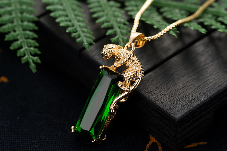 Inlaid Emerald Golden Leopard Pendant Retro Emerald Necklace Jewelrypicture1