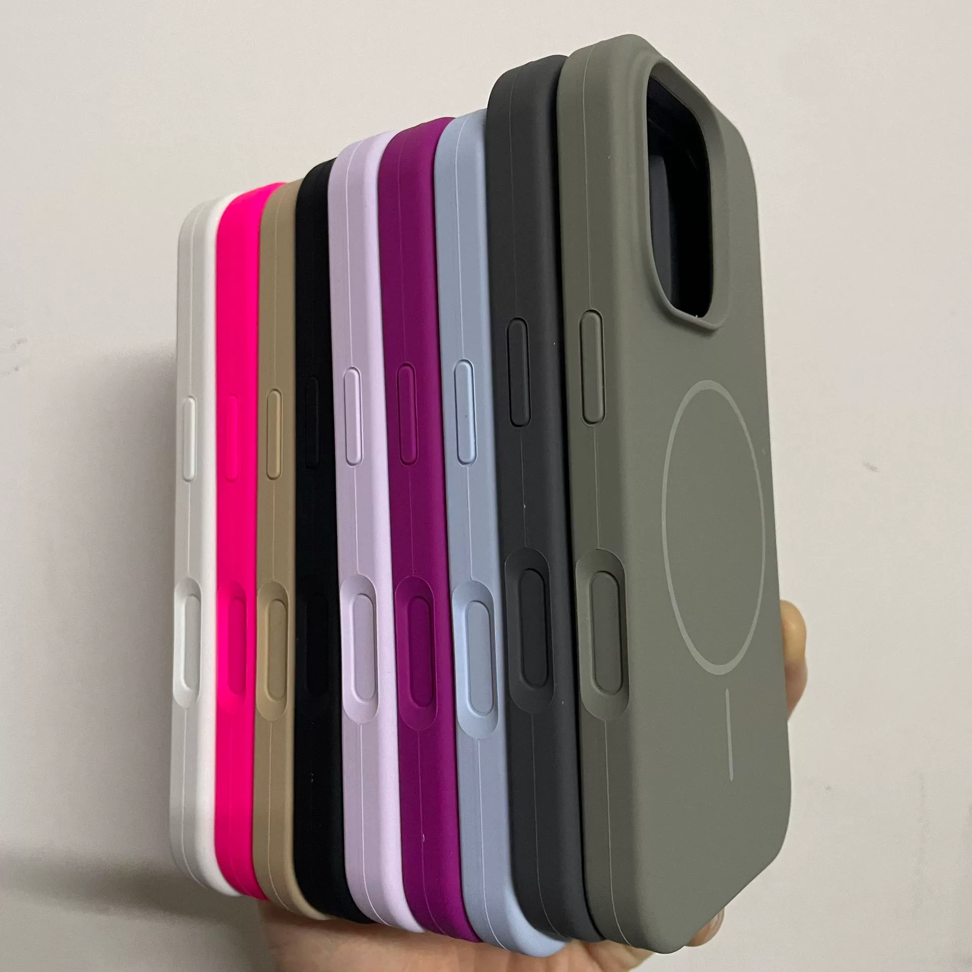 Чехол для телефона Apple 17 Pro Max — жидкий силикон, магнитное кольцо MagSafe, защита камеры