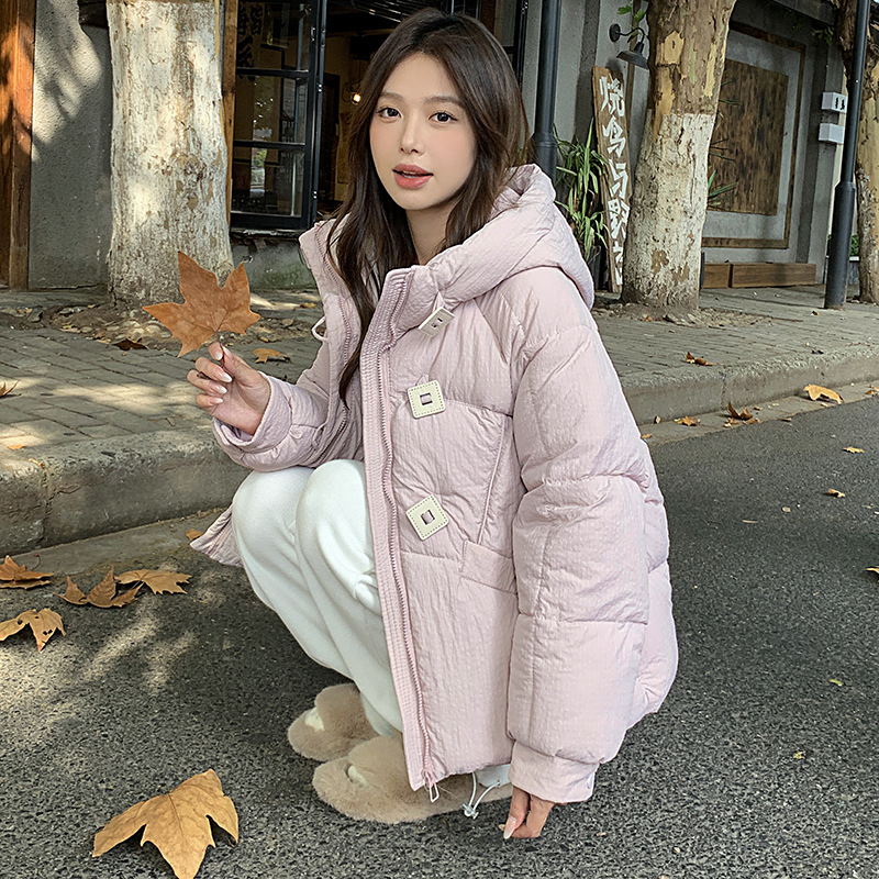 Chaqueta de algodón de pluma para mujeres 2024 nuevo tipo de pan de hebilla cuadrada de invierno suelta chaqueta de algodón con capuz chaqueta corta de mujer
