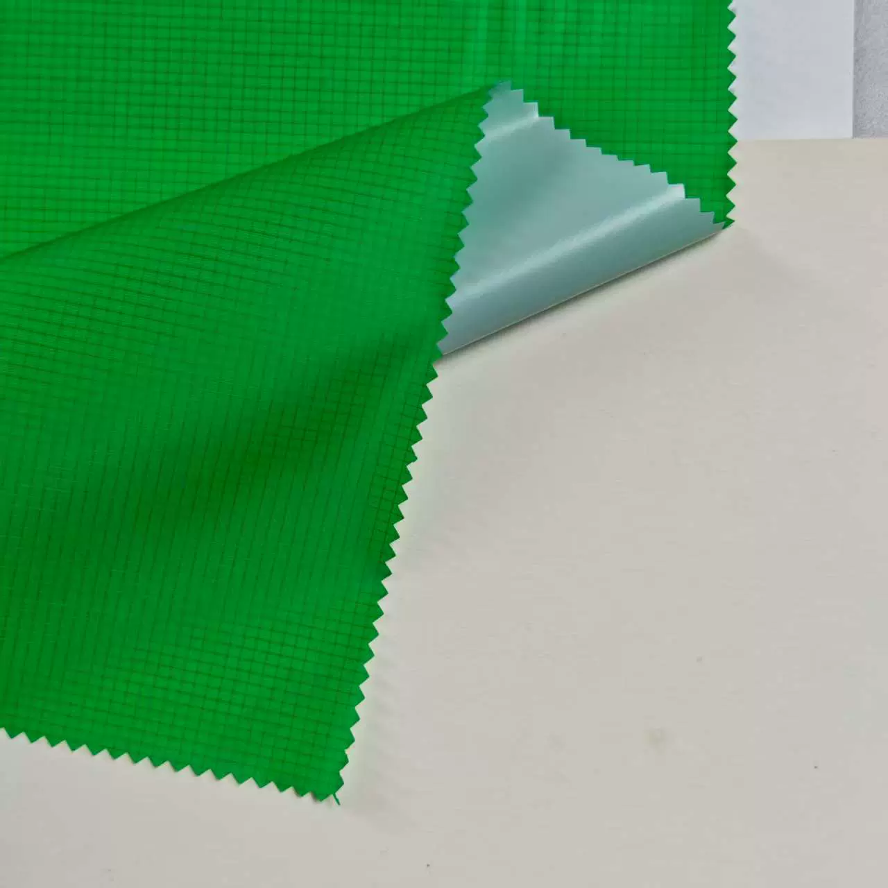 厂家直销10D0.15*0.18格子亮光尼龙TPU复合面料充气垫充气枕面料