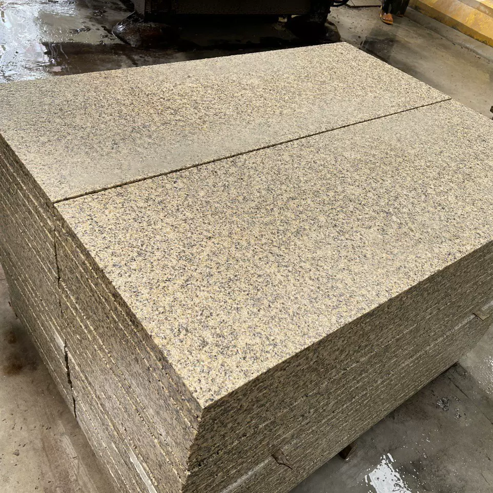 天然花岗岩火烧板石材黄金麻荔枝面芝麻白路沿石园林黄锈石地铺石