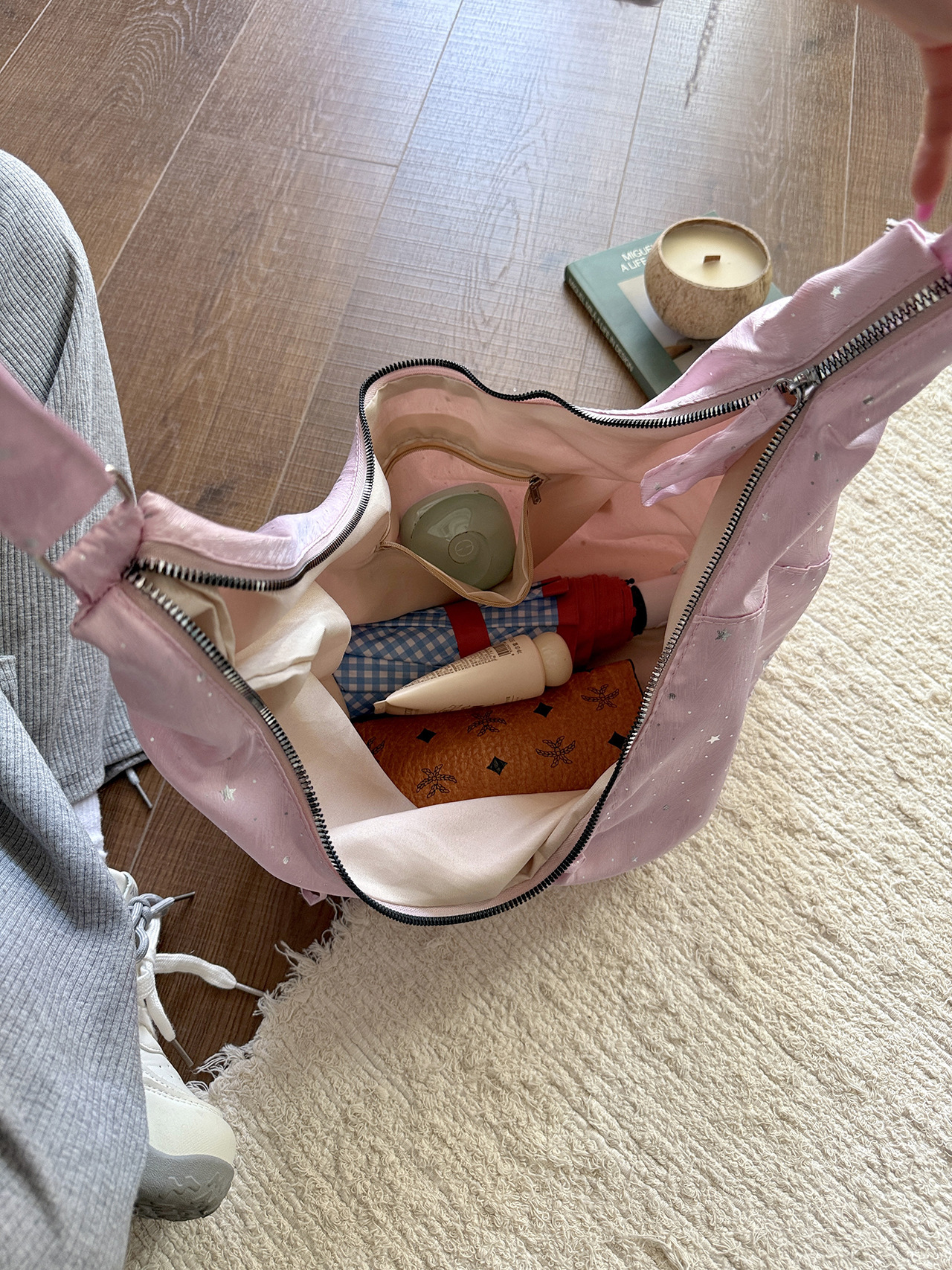 Bolso Bandolera Tipo Cuerno con Pliegues y Lunares de Nailon con Cremallera