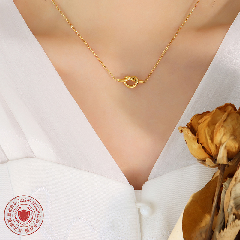 Marka estilo coreano nicho cariño anudado en forma de corazón colgante collar femenino de acero de titanio chapado en oro de 18 quilates popular cadena de clavícula