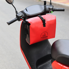 電気自動車の前にバッグを掛けて、防水物を掛けて、バッテリーの自転車のヘルメットの充電器を包んで、神器を収納して通用します。
