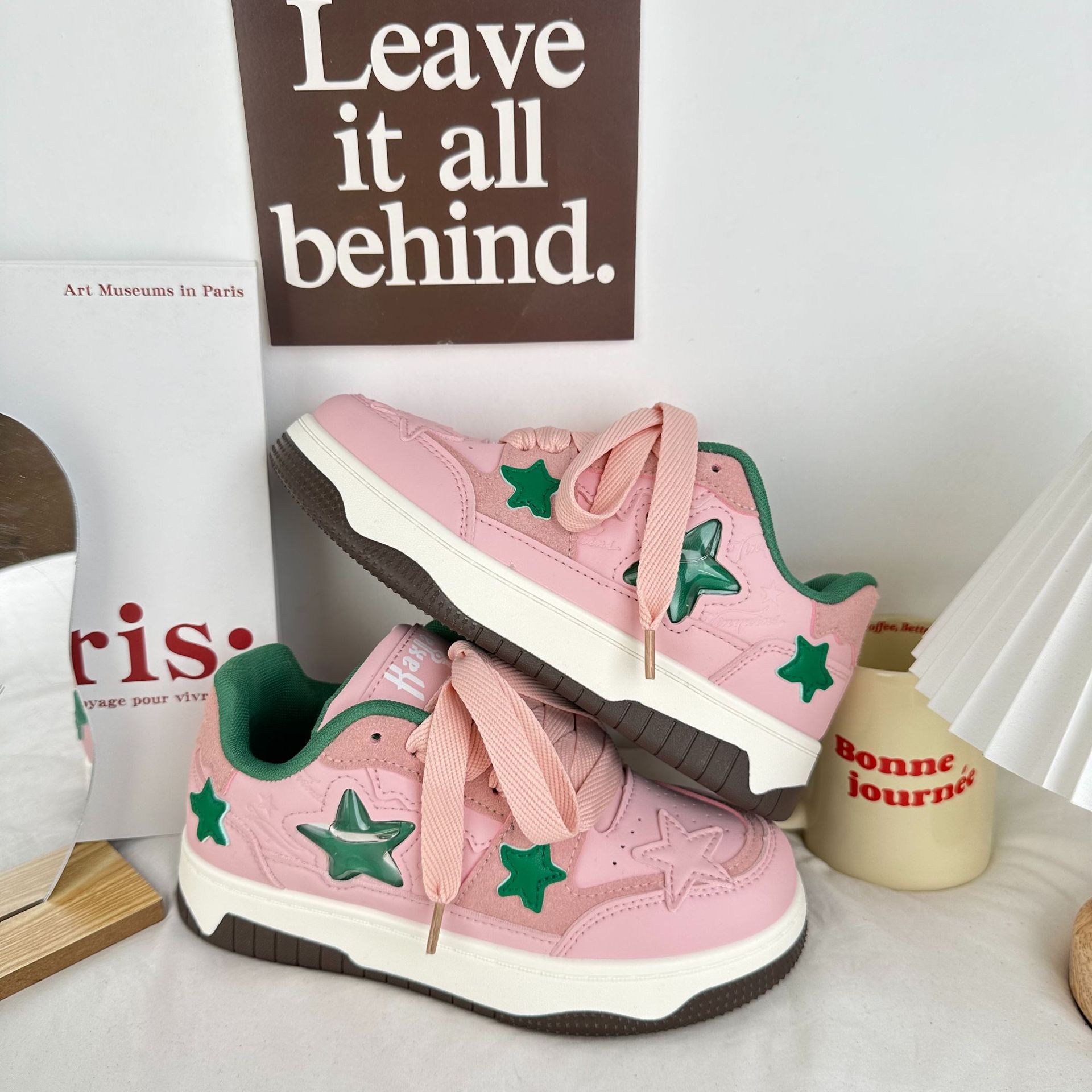 Zapatillas de plataforma baja estudiante 2024 nuevos zapatos de lona estrella versión coreana de zapatos casuales de todo fósforo para mujeres