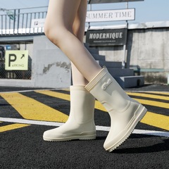 雨靴女性の日系ファッション夏の中筒雨靴の外に大人の靴のゴム靴を履いて仕事をしています。