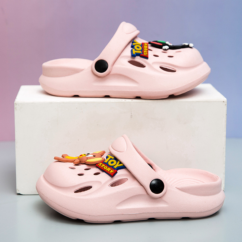 Nuevos zapatos con agujeros para niños, zapatos, zapatos de playa desmontables para niños pequeños y medianos, accesorios de dibujos animados, arrastre para niños y niñas