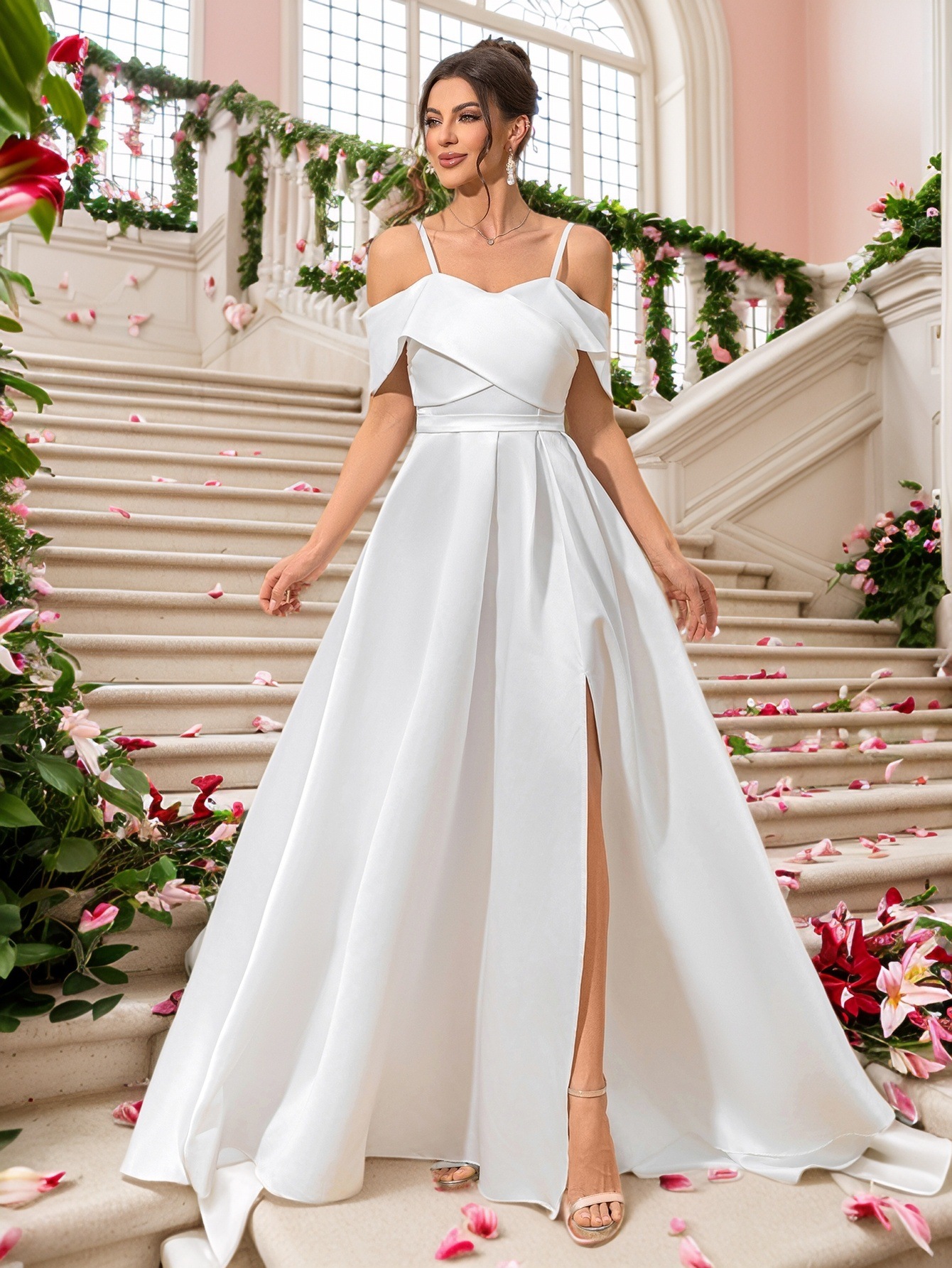 Nuevo estilo europeo y americano con aberturas transfronterizas, tirantes blancos sin tirantes, elegante vestido largo de boda