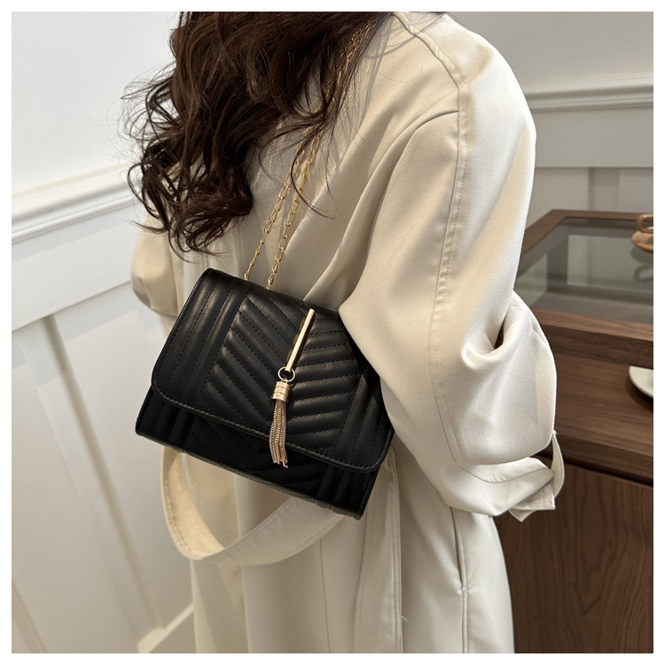 Borsa a tracolla donna con ricamo catena e nappine elegante_voghion.com