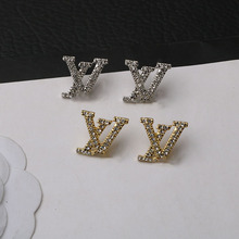 网红气质V家耳环女小众设计感字母耳钉新款潮韩国耳饰