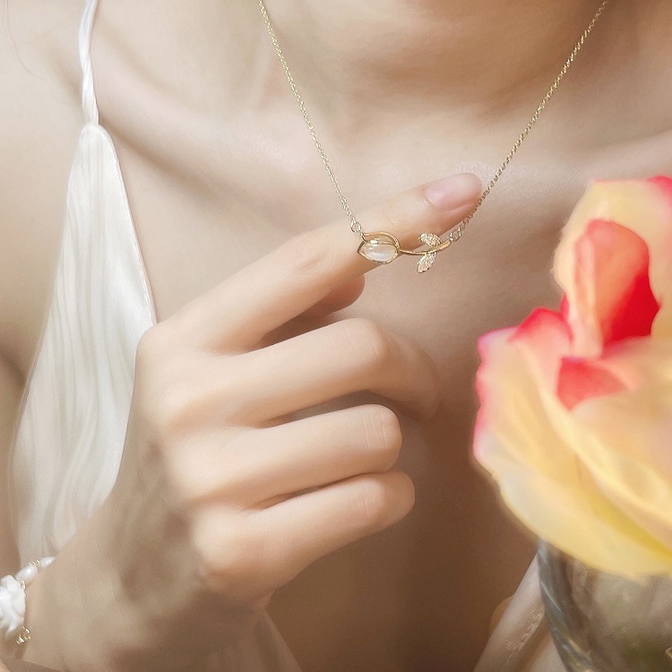 Parelmoer tulp ketting voor dames luxe bloemen collier_voghion.com