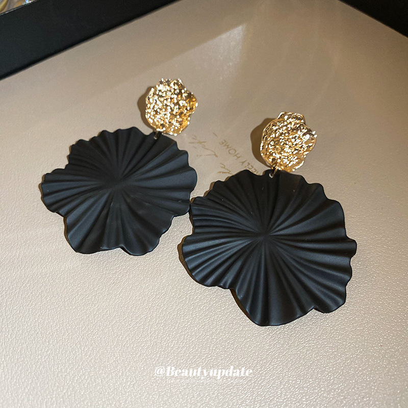 Aguja de plata exagerada flor en espiral negra pendiente pendiente de diseño de moda personalizado pendiente retro de sentido avanzado mujer