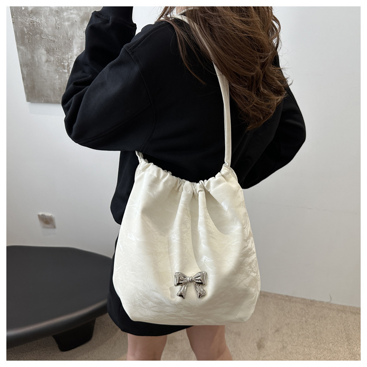 Large-capacity, elegant commuter tote bag, bow single-shoulder bag, distinctive pleated crossbody bag, 2024 new style bag trend undefined