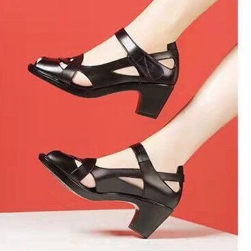 2026 nuevo comercio exterior de verano de tacones gruesos versátiles pie pegatinas boca de pez hueco moda sandalias de tacón alto romano image 2
