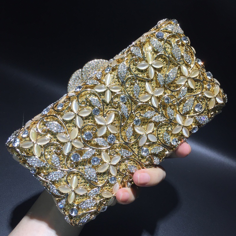 * BL109 taladro de ojo de gato cuatro hojas flor de diamantes bolsas de cristal de metal hueco bolsas de cena de diamantes hechas a mano bolsas doradas