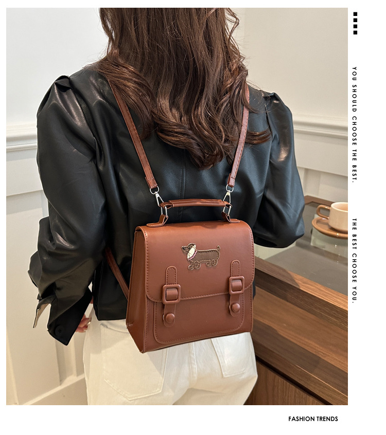 This is a new retro commuting backpack for the autumn of 2024, featuring a casual color contrast and a niche design. It is a small square single-shoulder hand-carry bag details Picture