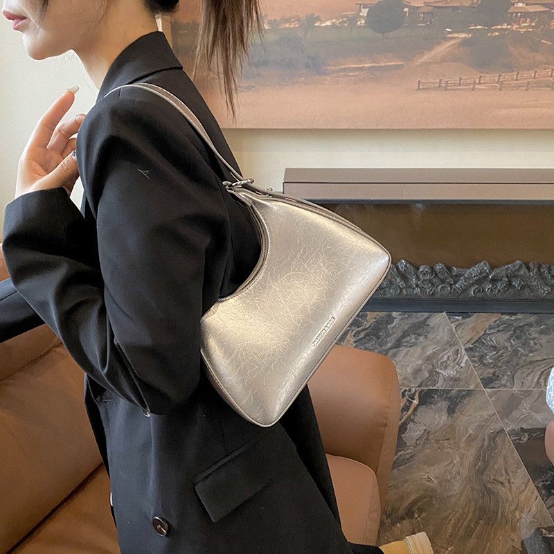 Nicho de alta calidad crack portátil pequeña bolsa para las mujeres 2023 nuevo otoño y el invierno de la moda bolsa de axilas todo-fósforo bolsa de hombro