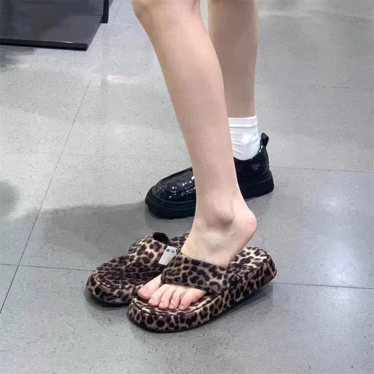 Platform Flip-Flops with Leopard Print for Petite Women, Summer 2025, Flat Fashion Sandals That Make You Look Taller