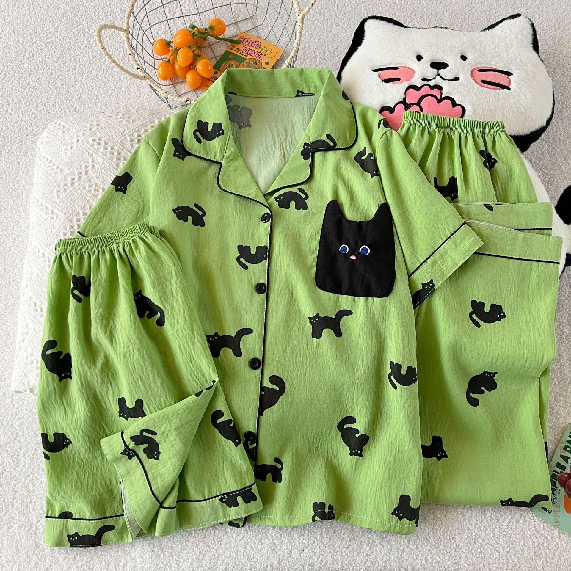 Al por mayor transfronterizo nuevo pijama de mujer tres piezas cardigan con solapa mangas cortas pantalones cortos KT gato dibujos animados cubierta de ropa doméstica