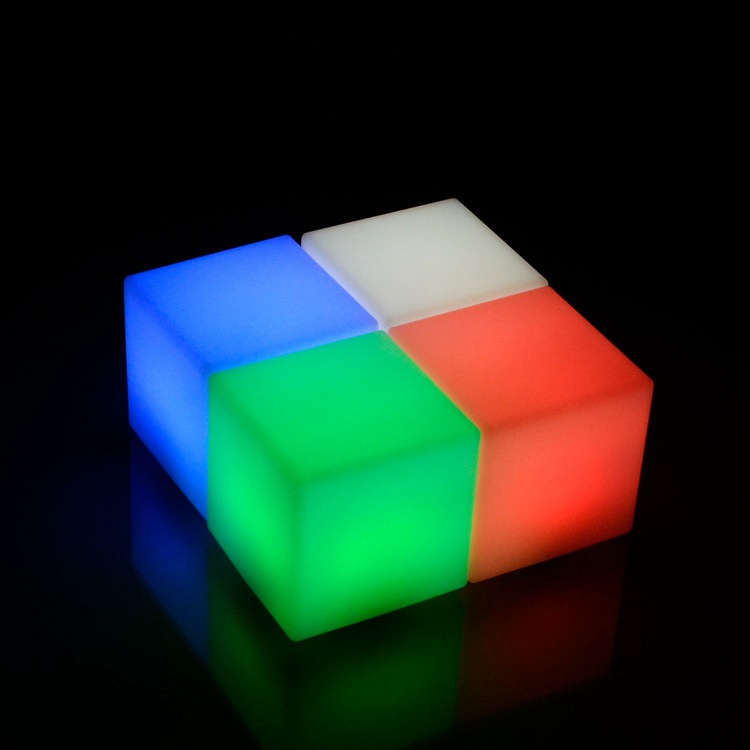 Hot sale luz cubo LED cuadrado en una carga de control remoto atmósfera bar lámpara de escritorio lámpara de noche lámpara de escritorio
