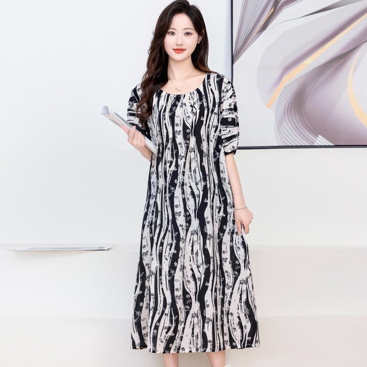 新商品のお母さんは夏の綿のワンピースを着てゆったりとお腹を隠します。|undefined