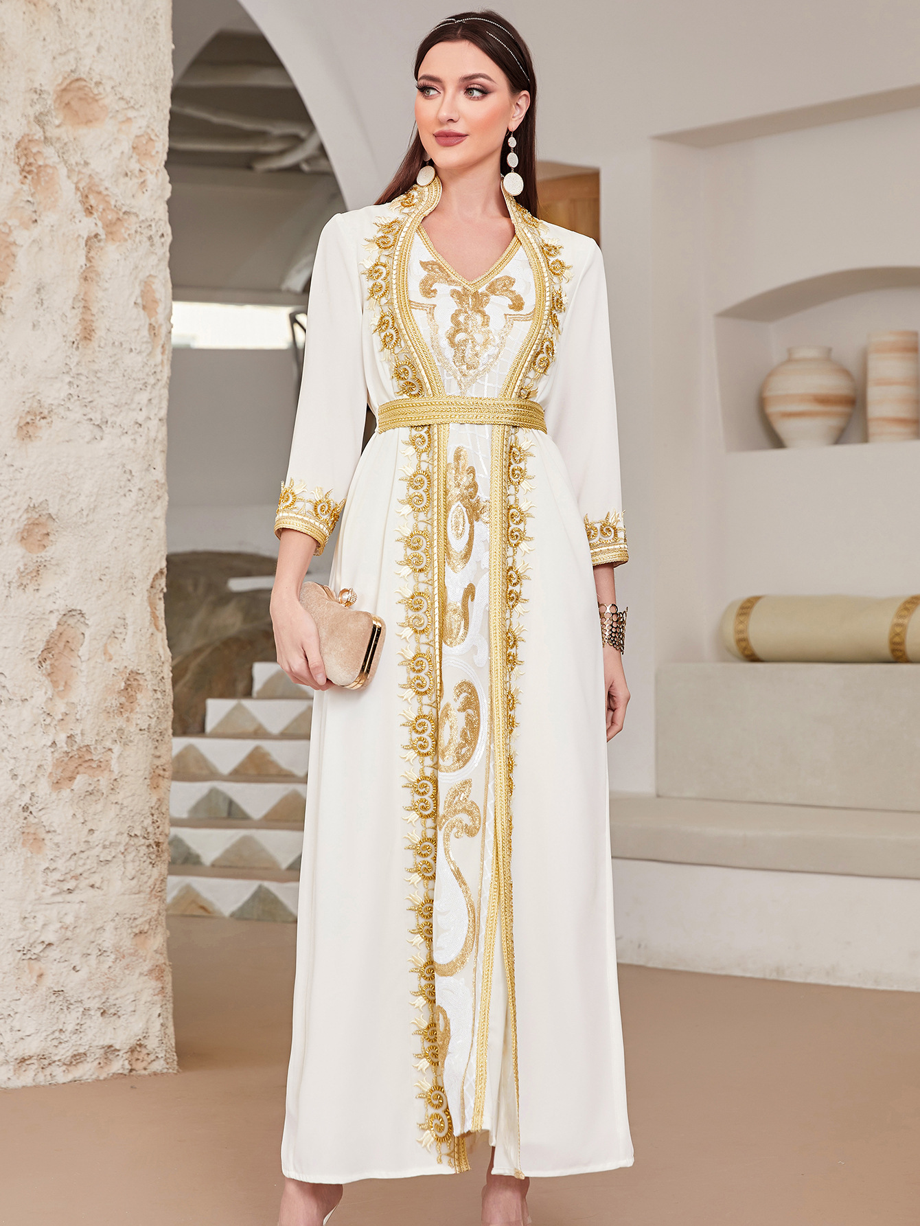 Robe musulmane arabe élégante avec dentelle dorée et sequins_voghion.com