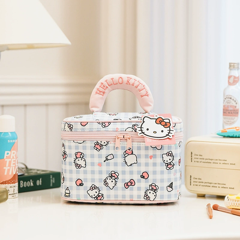 Косметичка Sanrio стеганая с синтепоном-наполнением, просторная дорожная организация, рисунки с героями