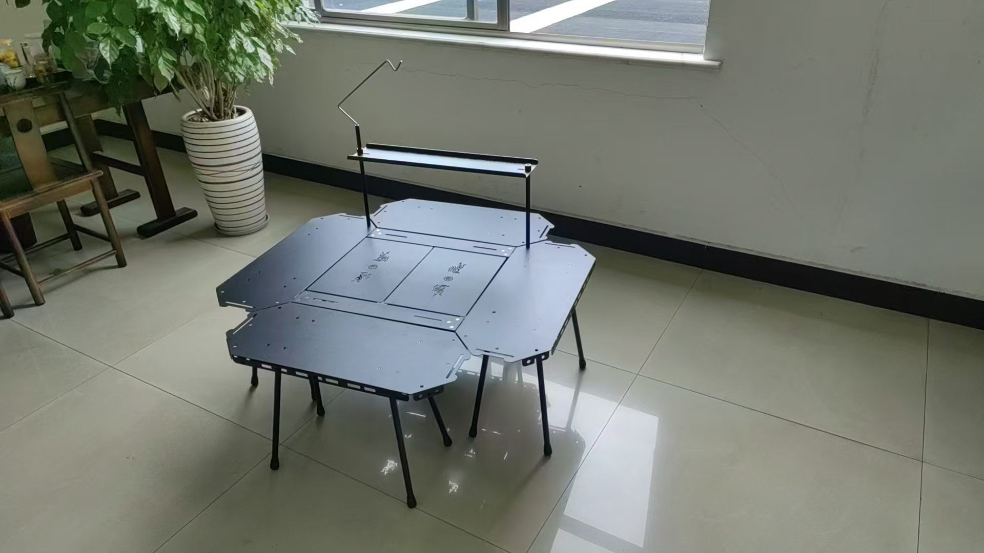 주변 테이블에는 조명 스탠드, 패널 보관 랙이 있으며 들어 올릴 수 있습니다.