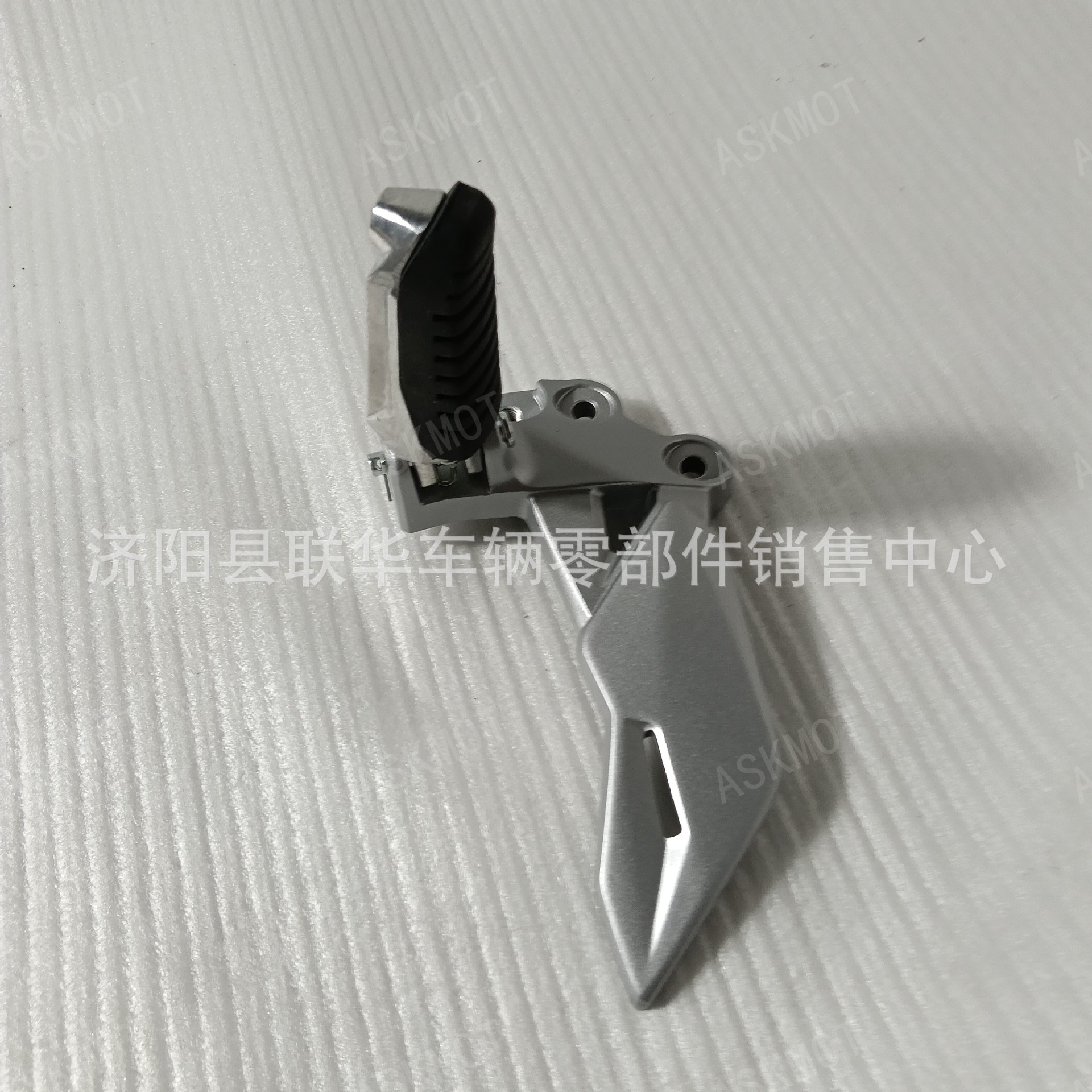 Suitable for Suzuki Gixxer 150 Motorcycle Front and Rear Left and Right Footrests, Foot Pedals, Complete Set of Accessories