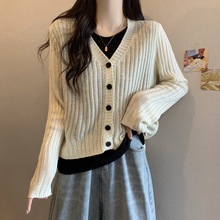 卡其色V领假两件针织打底衫女秋季2024新款别致毛衣小衫秋装上衣