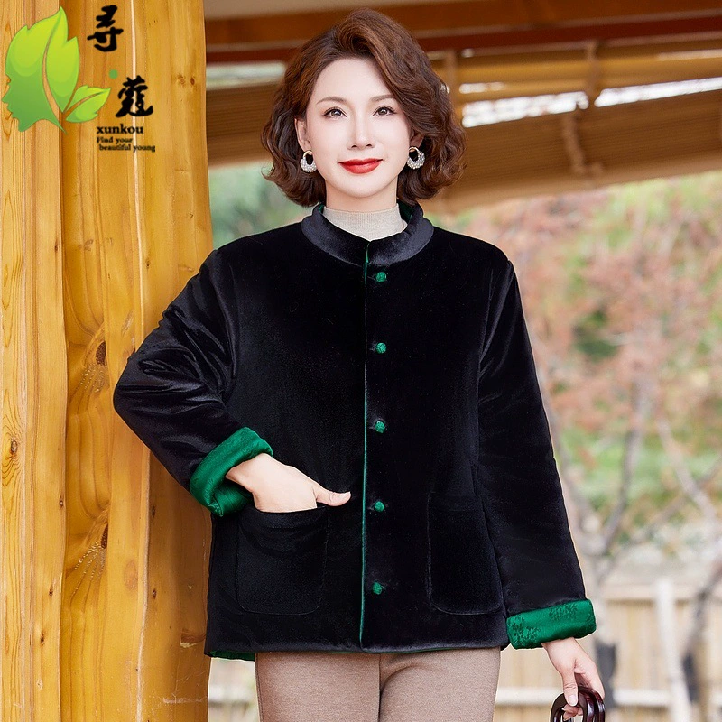 40-50 лет матери среднего и пожилого возраста в новом хлопковом пальто в хлопковом платье