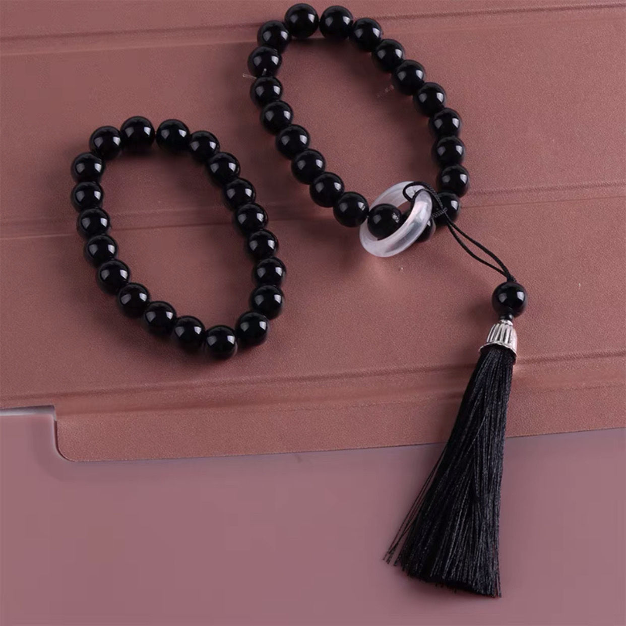 손에 들고 검은 두 조각