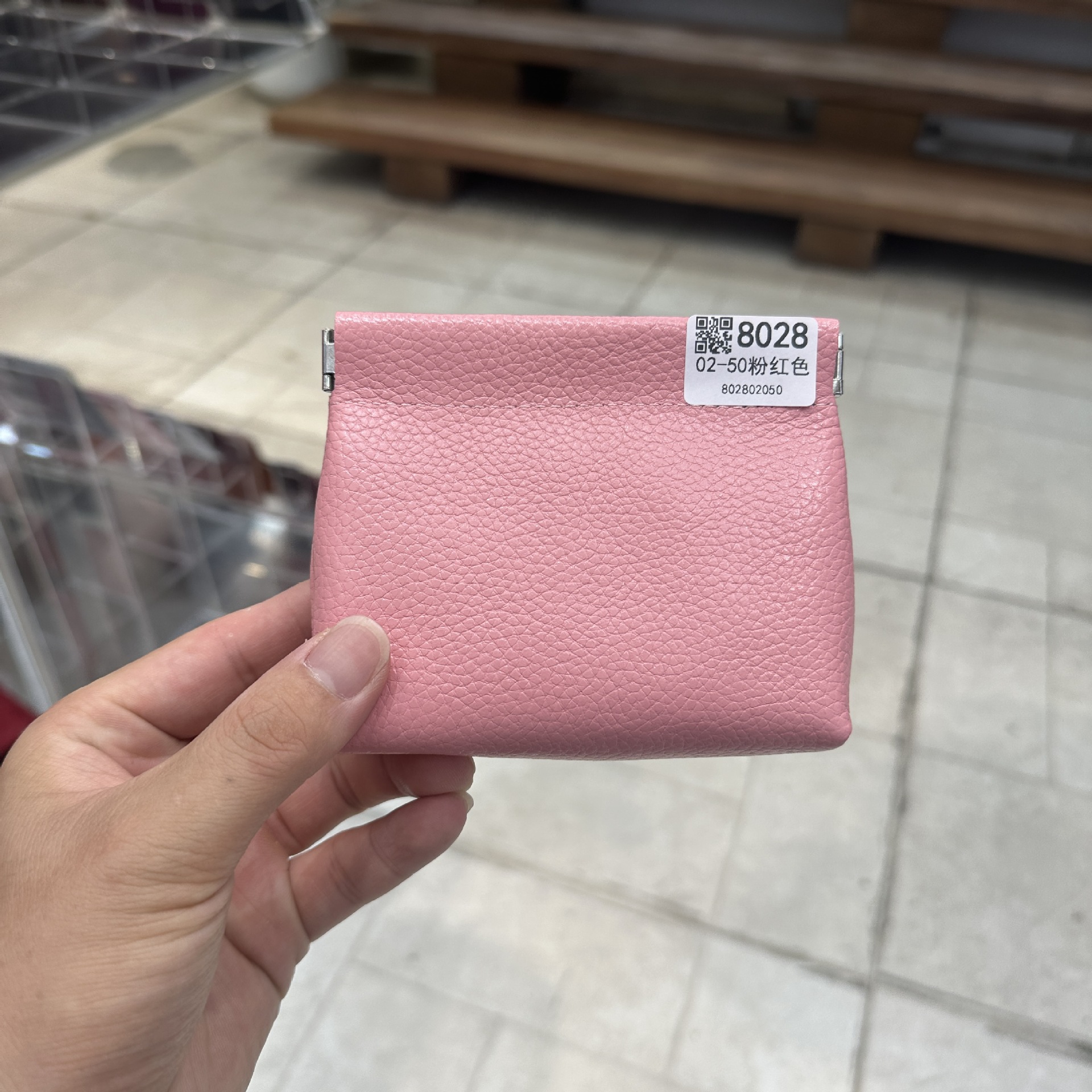 厚手の収納袋のトップ層の牛革は閉じています。