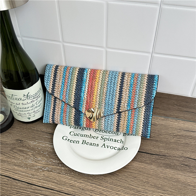 2026 verano nuevo color a rayas de moda personalidad bolsa de sobres casuales femenina bolso de mano de diseño de estilo exterior