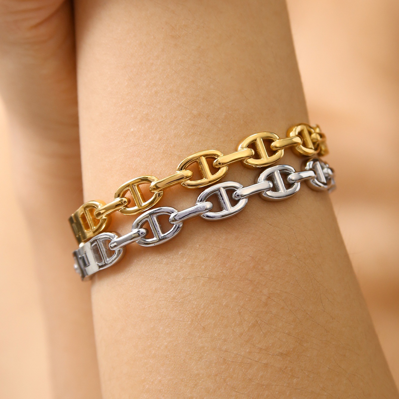 Pig Nose Bracelet for Men and Women, Elegant, Fashionable and Cool Style, Stainless Steel 18K Gold-Plated, Simple Elegant, Versatile K-Style