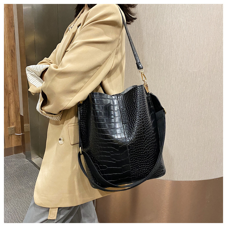 Fashionable Stylish One Shoulder Bag New Fashionable Temperament Underarm Bag Casual All-Matching Wide Shoulder Strap Bucket Bag display picture 16