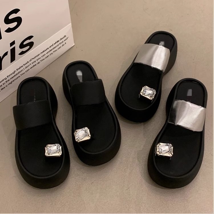 Aumentar la altura de la parte inferior gruesa de las zapatillas frías de dedo de la mujer 2026 nuevo estilo de alta calidad no se cansa pies sandálias de playa