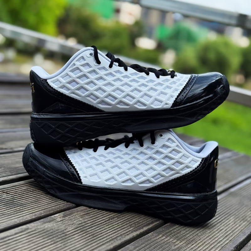 Kobe 3 Mamba basketball shoes black and white practical basketball shoes Kobe 3 generation rebound grip men's sneakers retro sports shoes Kobe 3 Mamba basketball shoes black and white practical basketball shoes Kobe 3 generation rebound grip men's sneakers retro sports shoes